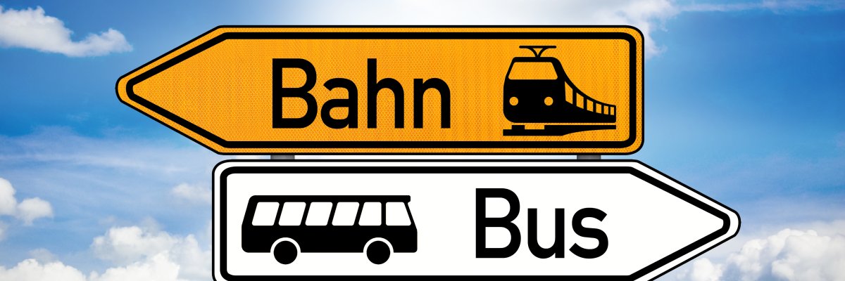 Wegweiser mit Bus und Bahn Wegweiser mit Bus und Bahn