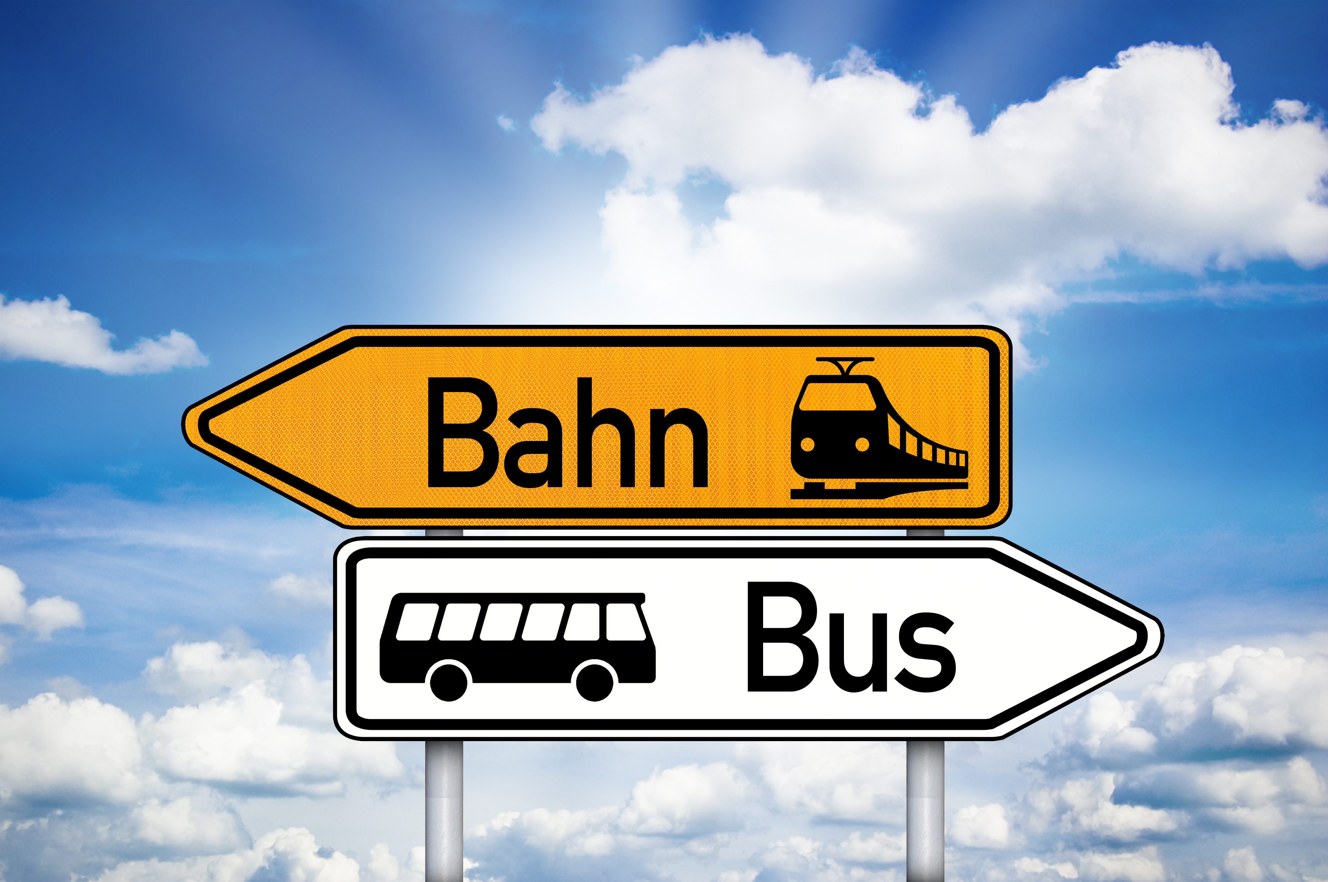 Wegweiser mit Bus und Bahn